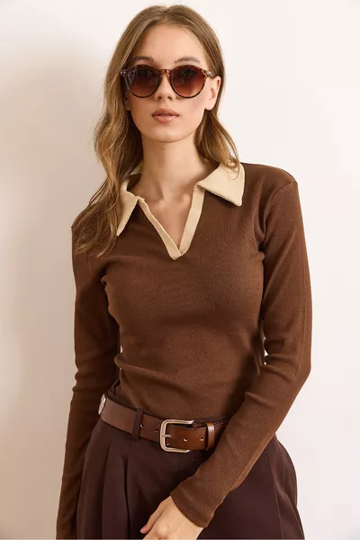 بلوزة نسائية بياقة بولو بلون البني البيج مع قماش قطني مرن 