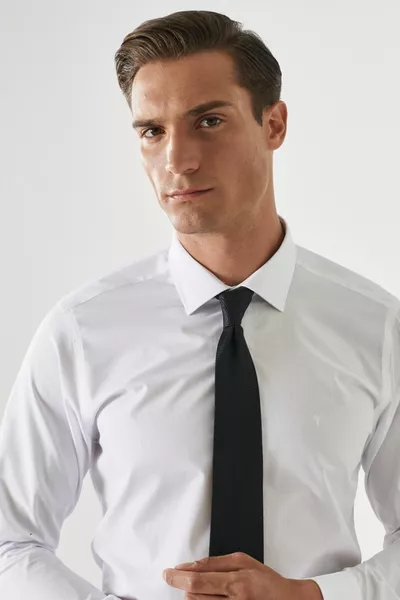 قميص رجالي أبيض بقصة ضيقة مصممة