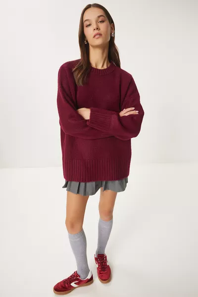 كنزة صوفية فضفاضة بنسيج ناعم باللون القرمزي 