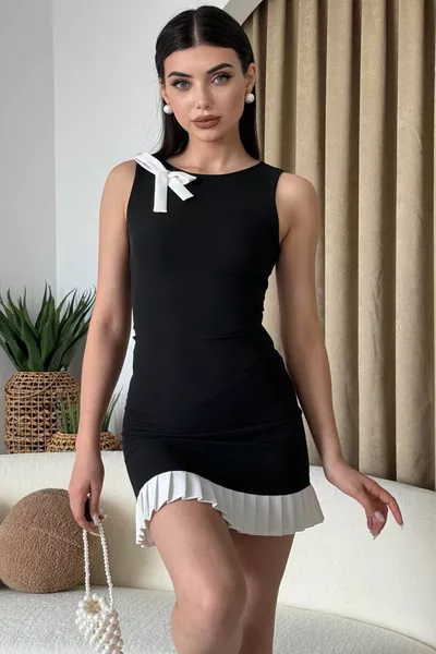 فستان ميني بلا أكمام للنساء من قماش الساتان الأسود، تنورة مطوية، مزين بفية على الكتف وملحقات على شكل فيونكة 