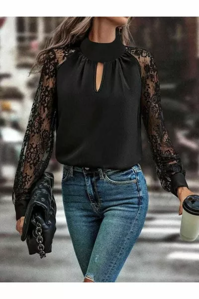 بلوزة نسائية بأكمام طويلة، وياقة عالية، تفاصيل نافذة الصدر، وأكمام من التول بلون ساند