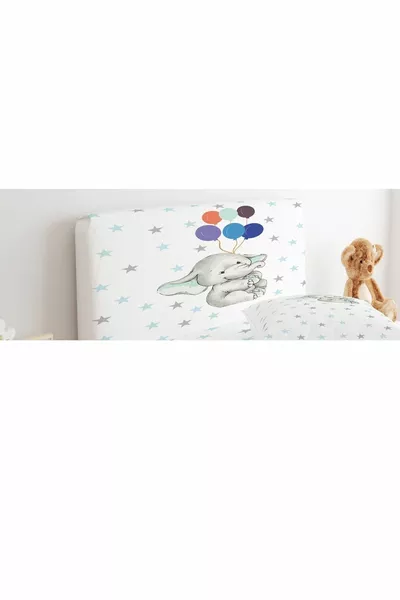 Basis Hoofdkussenhoes Wit Achtergrond Ruimte Gekleurde Ballonnen en Lief Beertje