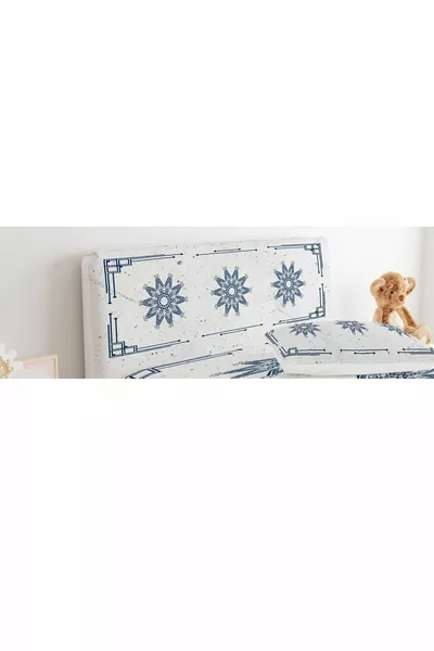 غطاء رأس السرير بمربعات وزوايا مع نجوم في المنتصف وزخرفة ديكورية