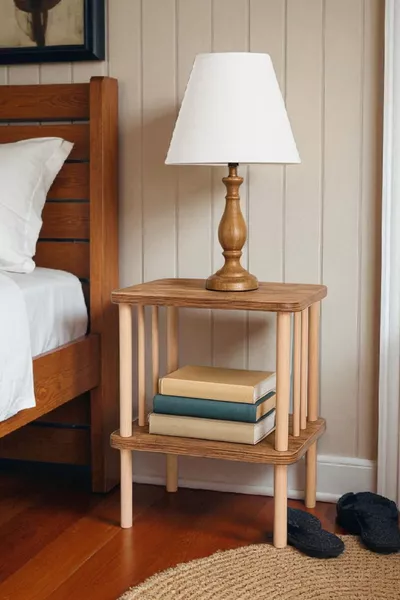 فيتا. تركيب سهل، طاولة جانبية بأرجل خشبية بنقشة الصنوبر الأطلسي