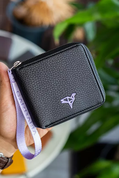 محفظة نسائية لنوراء بلون ليلكي بسحاب وفتحة للعملات