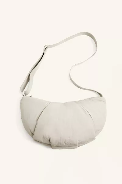 حقيبة صغيرة مبطنة بحمالة كتف متقاطعة