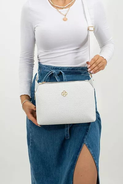 حقيبة عالية الجودة مقاومة للماء مع قسم ثلاثي وتطريز أبيض، بحمالة كتف قابلة للتعديل