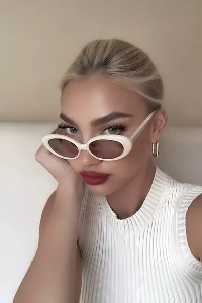 نظارات شمسية بيضاوية كات آي عتيقة باللون الكريم