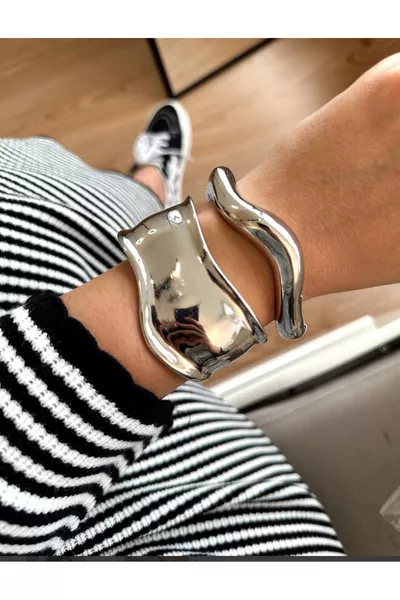 نسخة - سوار بقبضة عريضة باللون الفضي من طراز تيفاني