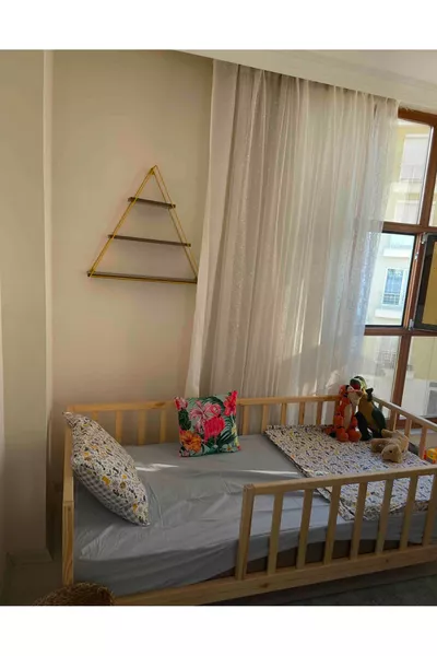 سرير أطفال مصنوع من الخشب الطبيعي