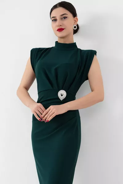 Платье из крепа с пряжкой и набивкой на плечах 