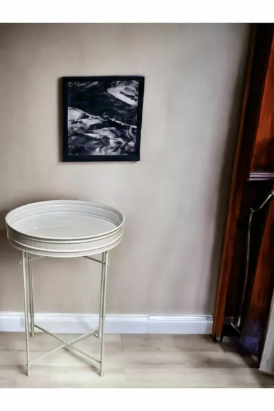 Металлический раскладной боковой столик с большой белой подносной поверхностью