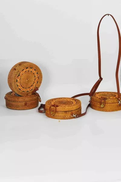 حقيبة قش مستديرة منقوشة