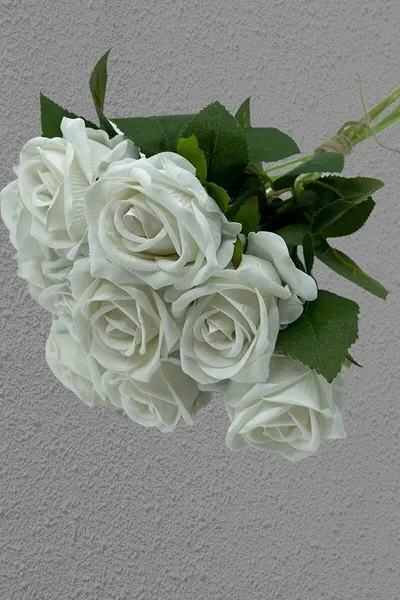Бели изкуствени рози  броя с кадифени листенца, първо качество – изкуствени цветя за декорация, украса на маса, фон – изкуствени цветя