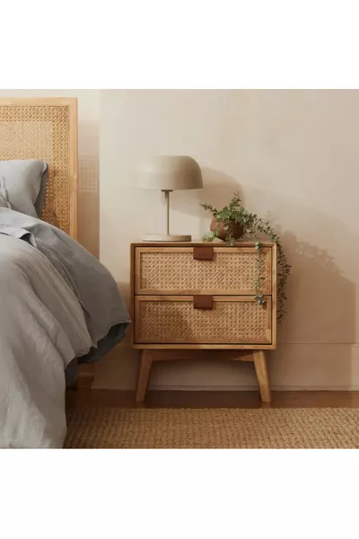 طاولة جانبية خشبية بتفاصيل من القش الطبيعي – درجين