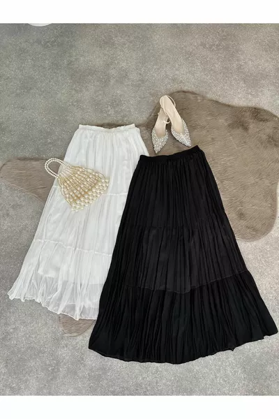 لارا تنورة سوداء