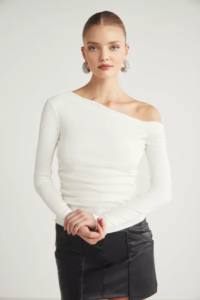 بلوزة نسائية من القطن العضوي بياقة غير متماثلة وقماش مرن بإضافة الليكرا باللون الكريمي