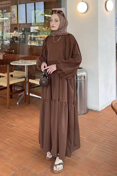 فستان صيفي بطيات وأكمام منفوخة بلون البني الداكن