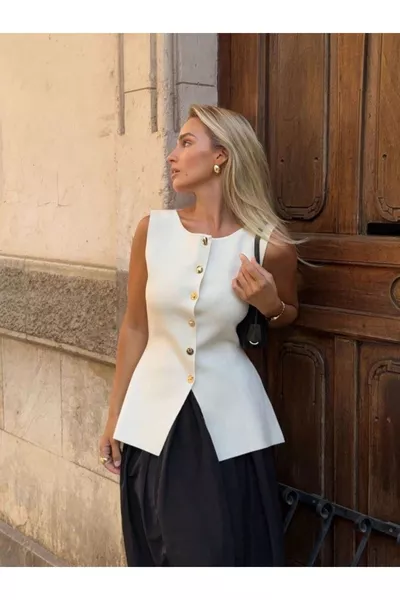 بلوزة وسترة صدرية نسائية بياقة بيضاء وأزرار ذهبية 