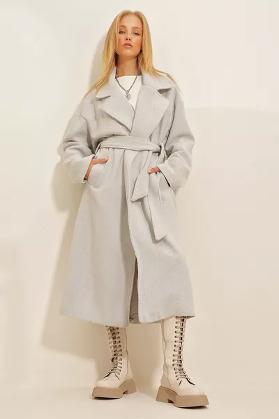 معطف نسائي رمادي مزيّن بنقشة عظم السمكة، قصّة مزدوجة، حزام عند الخصر 