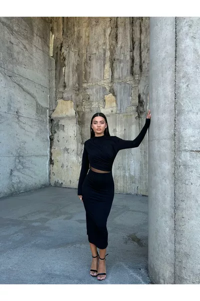 فستان قلم متوسط الطول بأكمام طويلة وياقة عالية مع تفاصيل دانتيل من قماش الساند المرن 