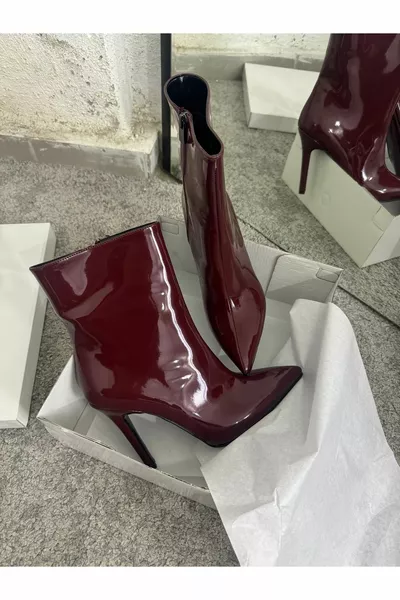 Бордовые лакированные женские сапоги миди на каблуке