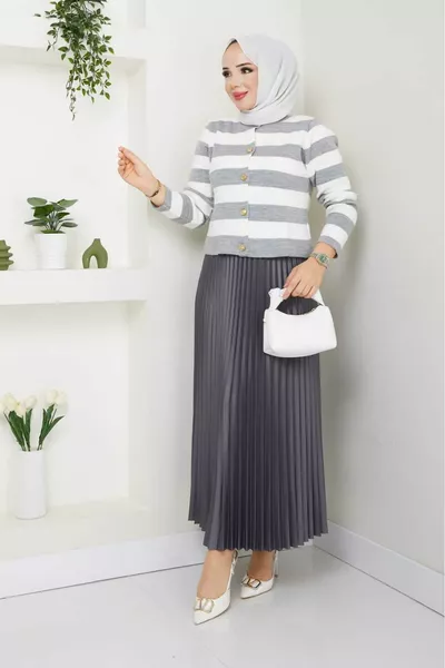 Ensemble féminin avec jupe plissée et cardigan en tricot