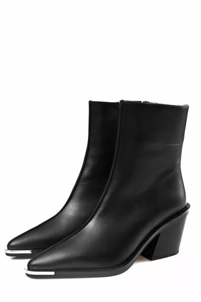 Черные сапоги на каблуке с острым носом 