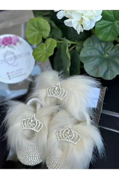 Марка Мода Персонализиран дизайн Луксозен пернат метал Принцеса Брошка Бебешки камък Обувки Комплект лента за глава Бял