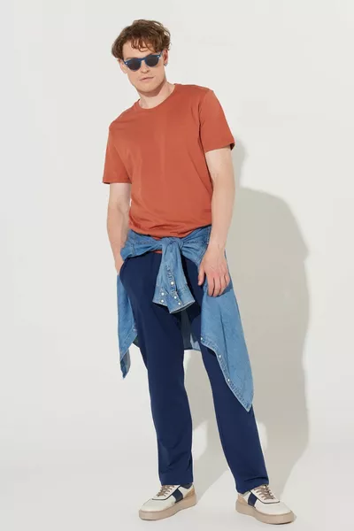 Hellbraunes Slim Fit Slim Fit Basic-T-Shirt mit Rundhalsausschnitt aus  % Baumwolle für Herren