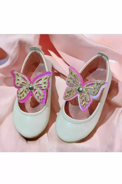 شقق الباليه مشرق مع الفراشات في الأعلى