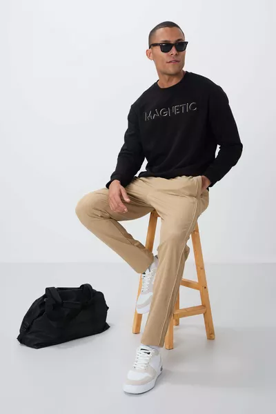 سويت شيرت رجالي برقبة على شكل O وتطريز كتابة باللون الأسود، مريح وداخله مبطن بالفلُس - 