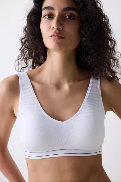 قمة بيضاء مكسورة سلسة