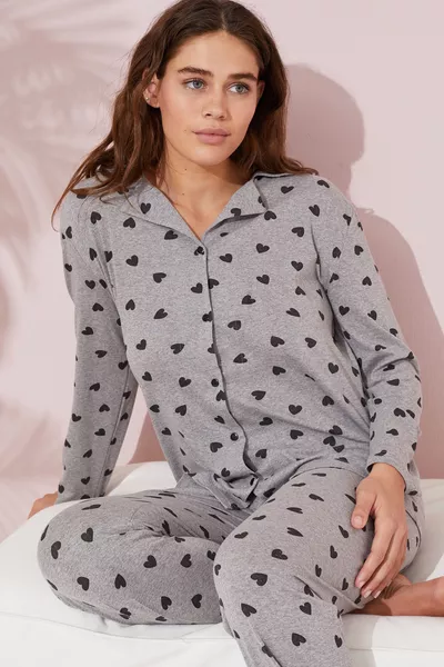 طقم بيجامة قطني بأزرار مع رسمة قلب رمادي