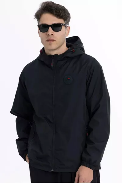 معطف رجالي أسود رياضي مقاوم للماء مع جيوب وغطاء رأس وبطانة داخلية