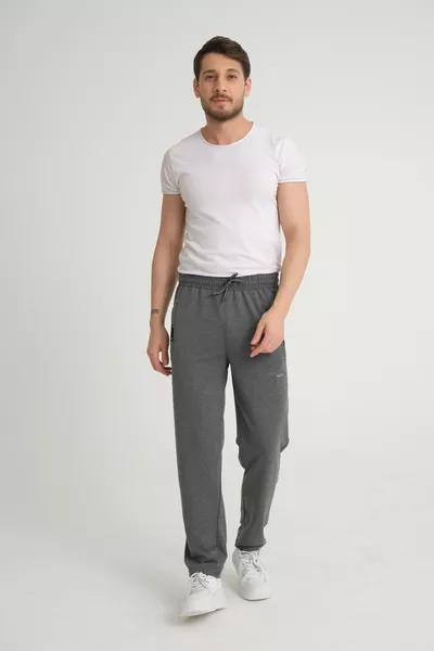 بنطال رياضي رجالي مريح بلون أنثراسيت، بقصة مستقيمة وتفاصيل تطريز، من قماش قطن ممتد
