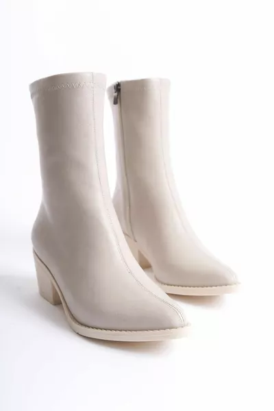 حذاء بيج مدبب