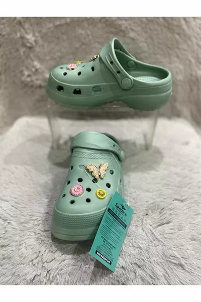 Тапочки с аксессуарами из зеленого камня и пластиковыми лентами внутри и снаружи