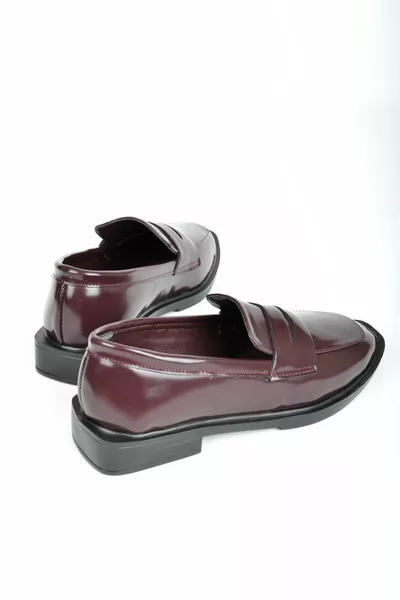 BURGUNDERFARBENER COLLEGE-SCHUH-LOAFER FÜR DAMEN