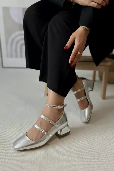 نسائي ماري جين سيلفر رمادي فضي مغلق من الخلف ثلاثة أحزمة مربعة اصبع القدم قبعة صلبة كعب قصير