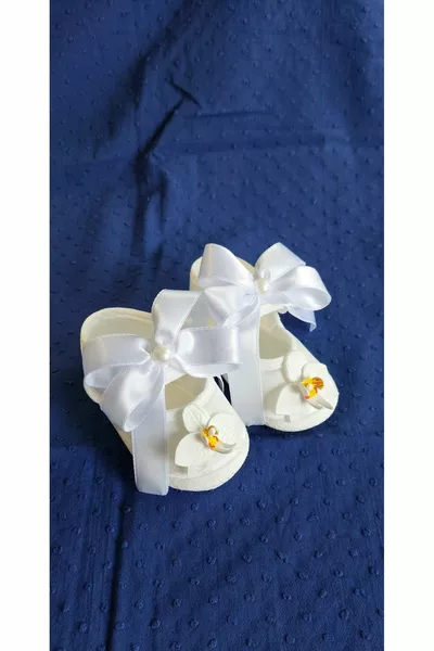 Nouveau-né Bébé fille orchidée blanche et perle détails satin Mevlüt chaussures et cadeau de naissance