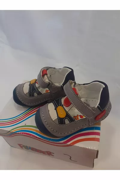 أحذية الخطوة الأولى لتقويم العظام باللون الرمادي