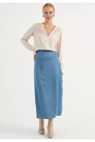 Rock mit Schlitz und Details