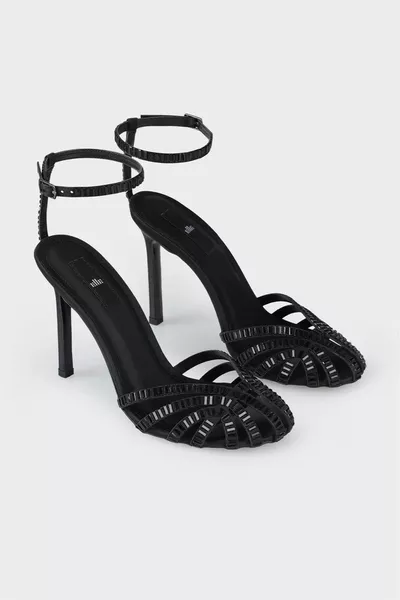 صنادل نسائية سوداء بكعب عال