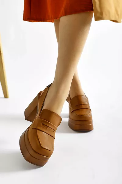 لافان تان منصة كعب منخفضة قطع أحذية عارضة