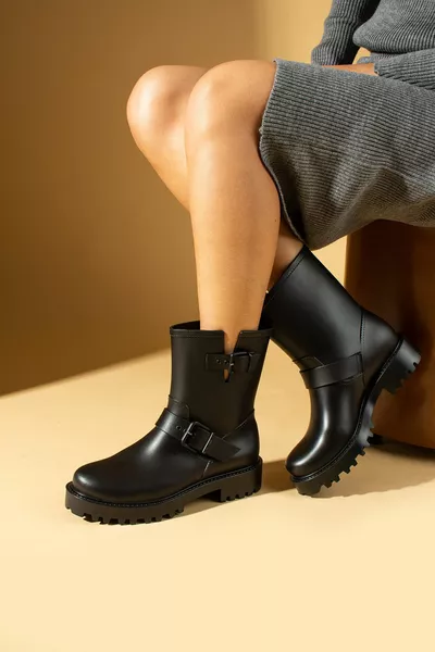 المرأة السوداء عارضة العفن أحذية المطر للماء