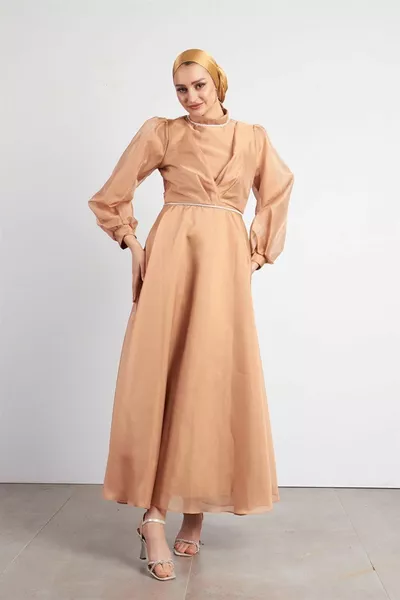Abito da sera Hijab d'oro con pietra in vita