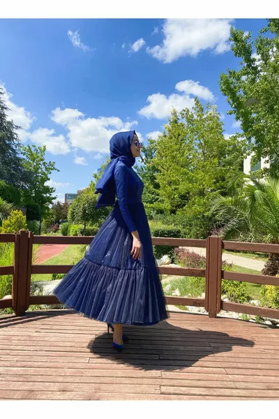 Тъмносиня рокля на Каролайн