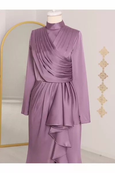 Gonna arricciata e abiti da sera in raso drappeggiato