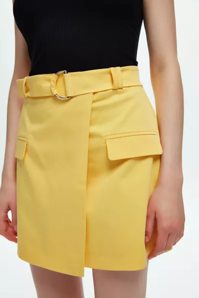 تنورة قصيرة مع تفاصيل جيب